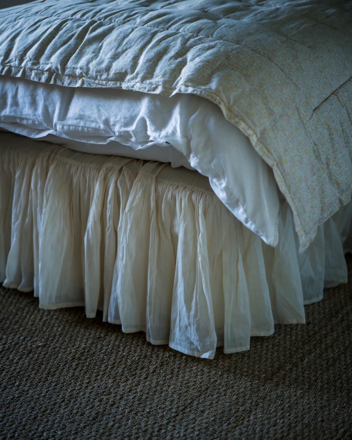 Bed valance in daisy