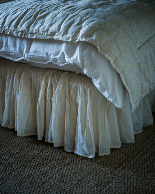 Bed valance in daisy
