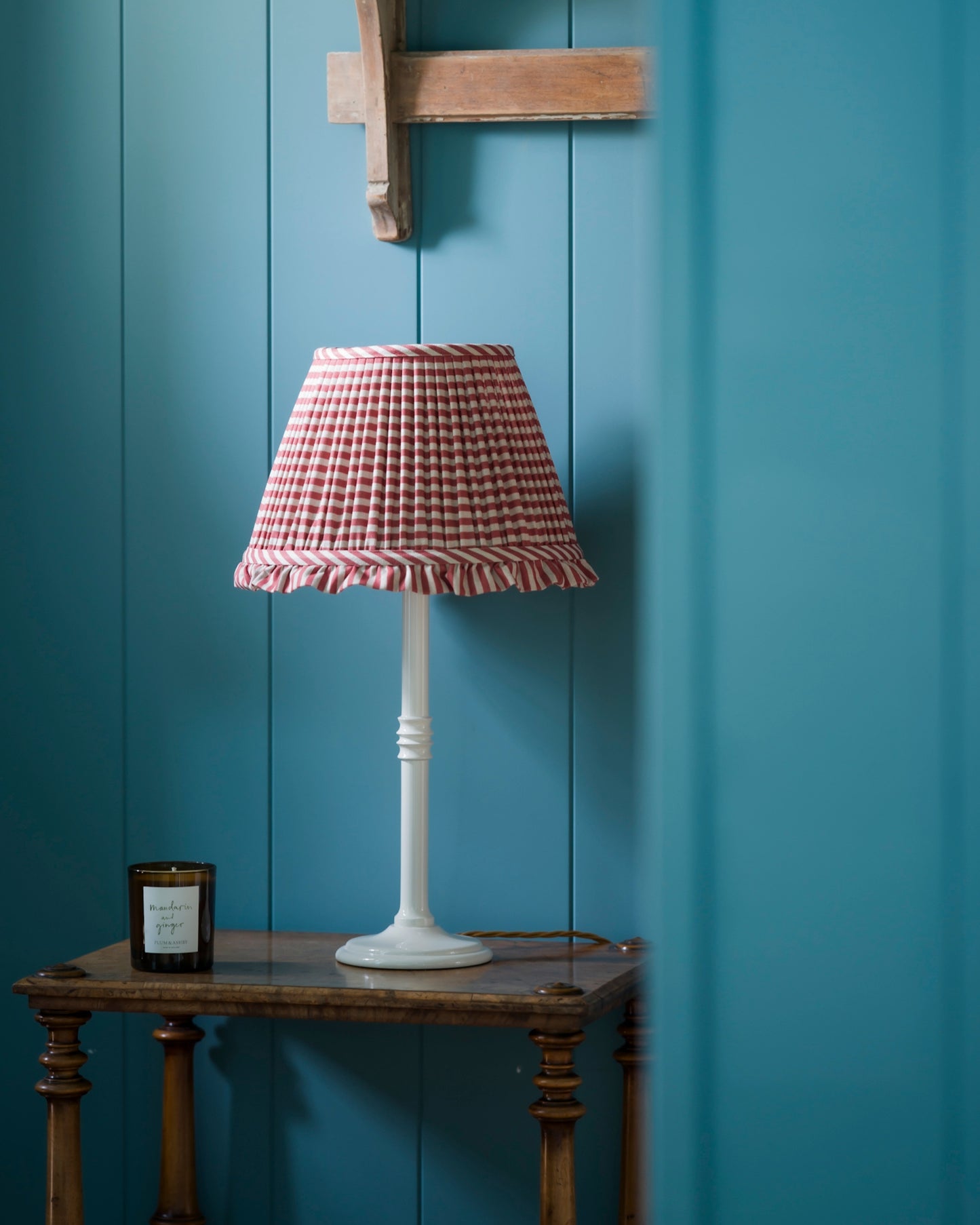 Lacquered lampstand in magnolia
