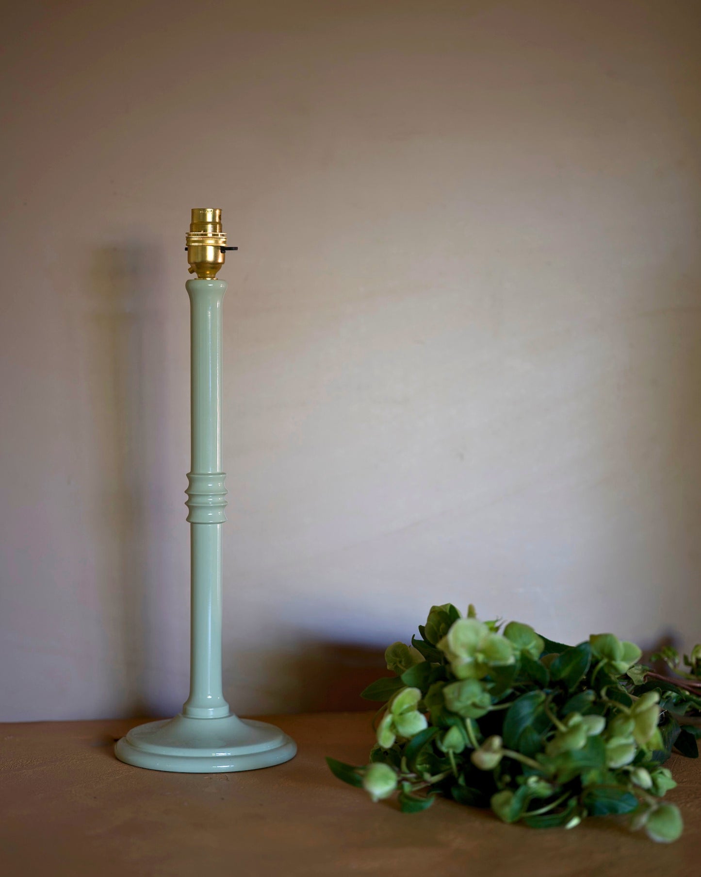 Lacquered lampstand in hellebore