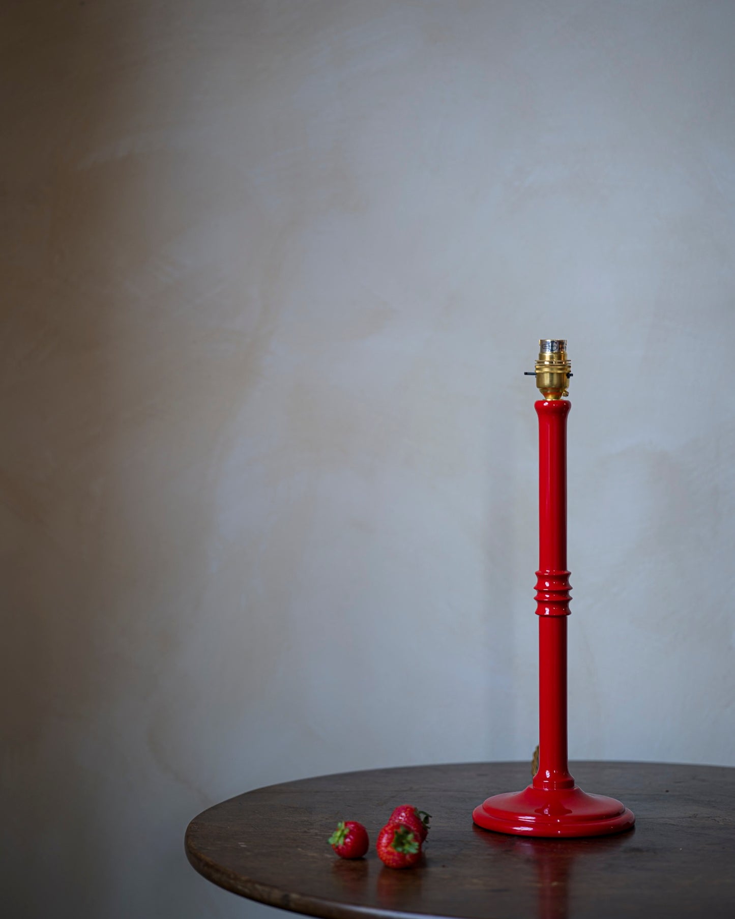 Lacquered lampstand in strawberry
