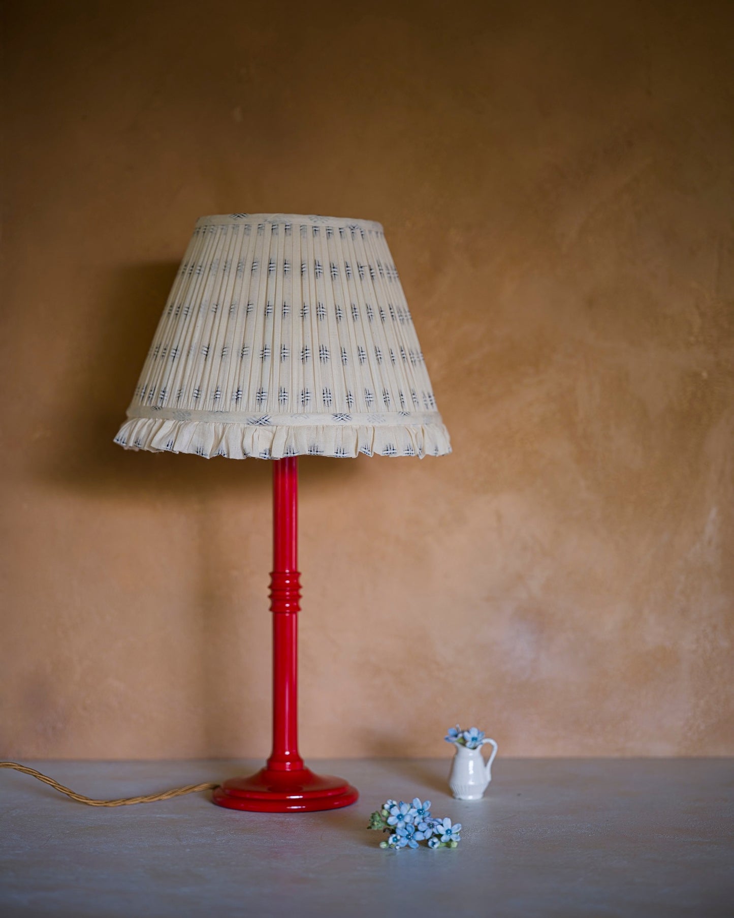 Lacquered lampstand in strawberry with a lampshade