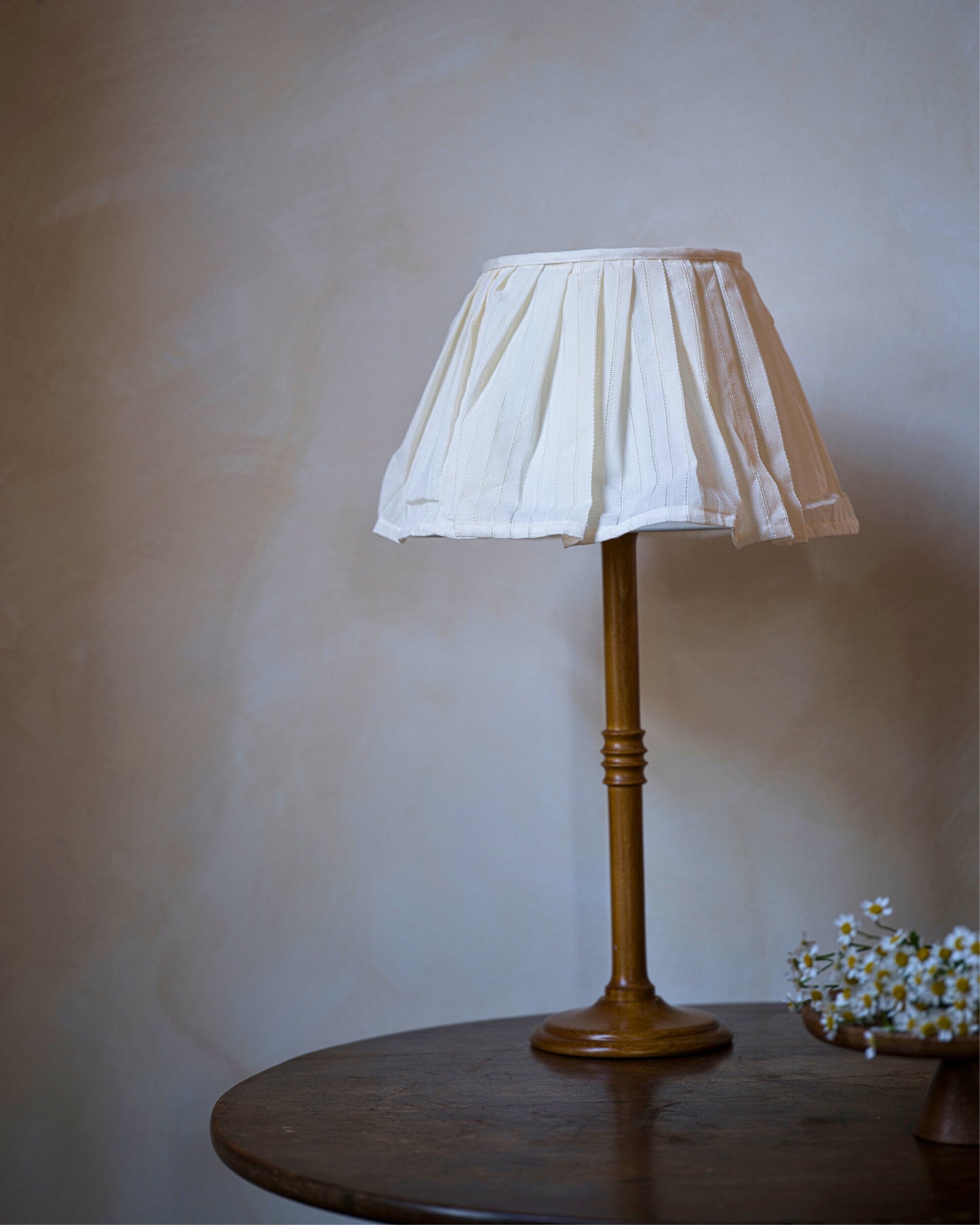 Luxury embodied lampshade in daisy on lampstand