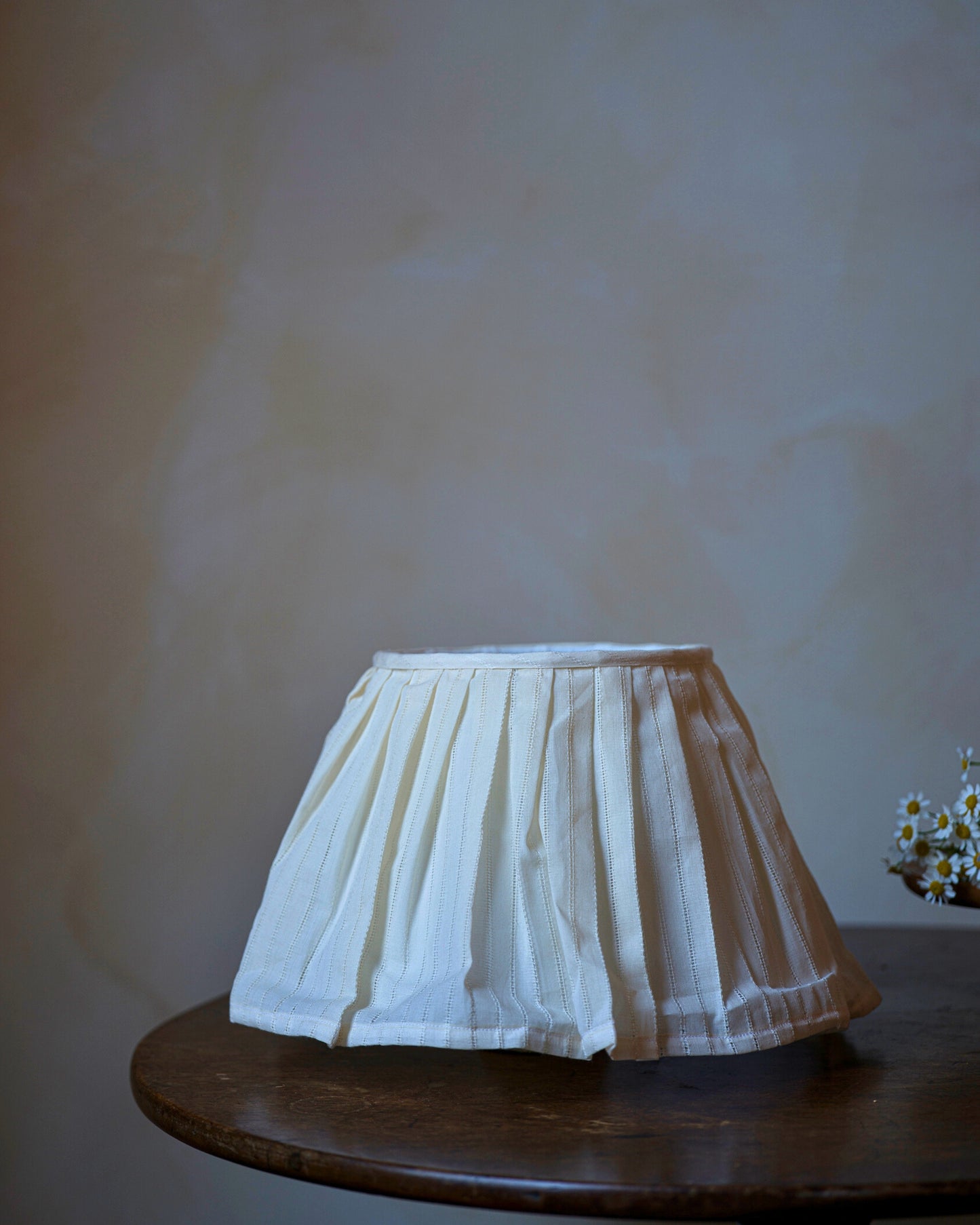 Luxury embodied lampshade in daisy on table