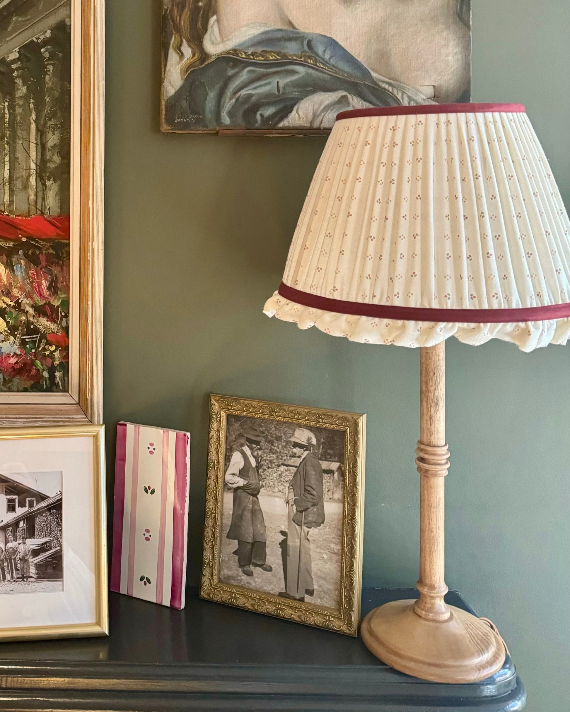 Luxury lampshade in minni on lampstand