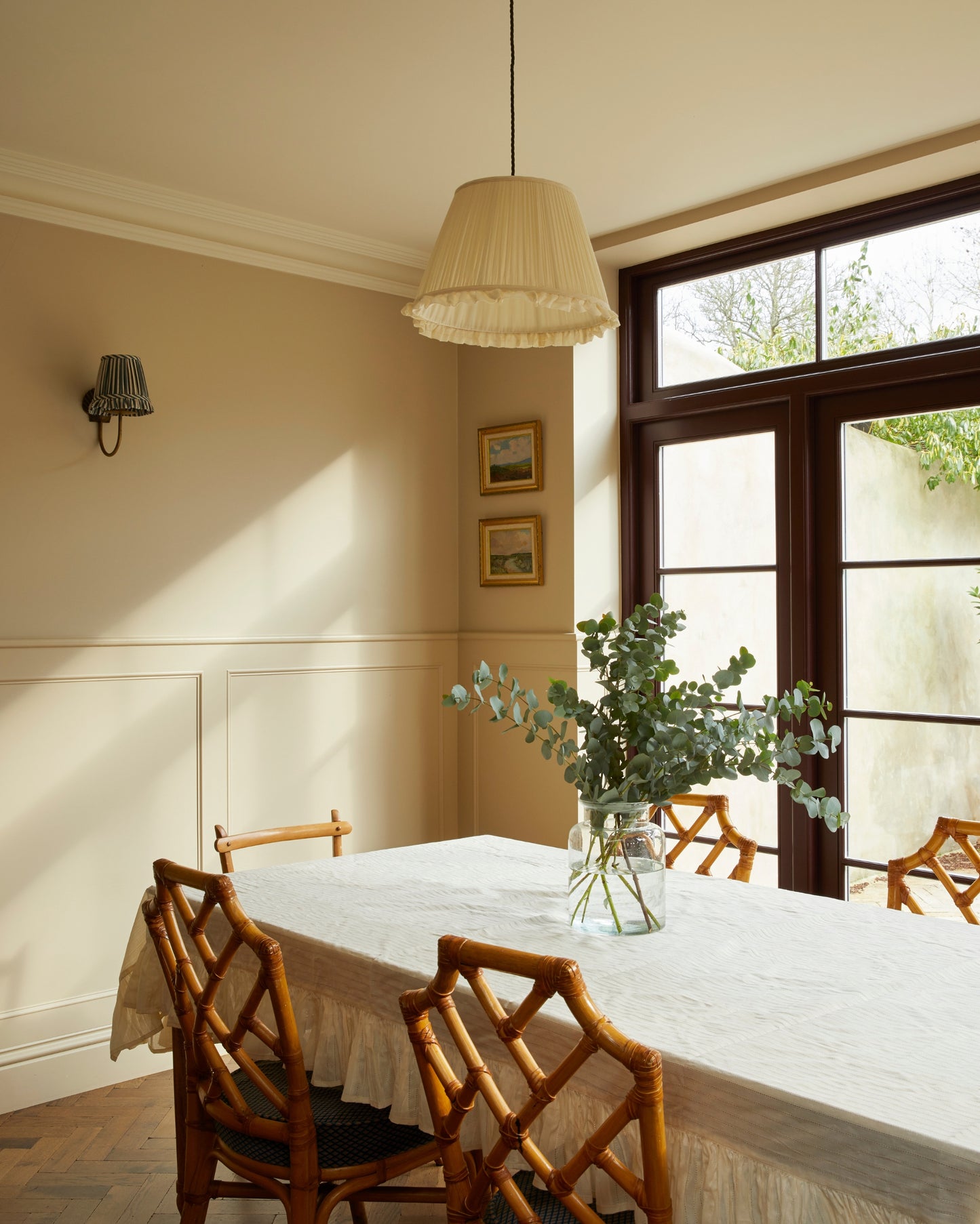 Luxury tablecloth in daisy