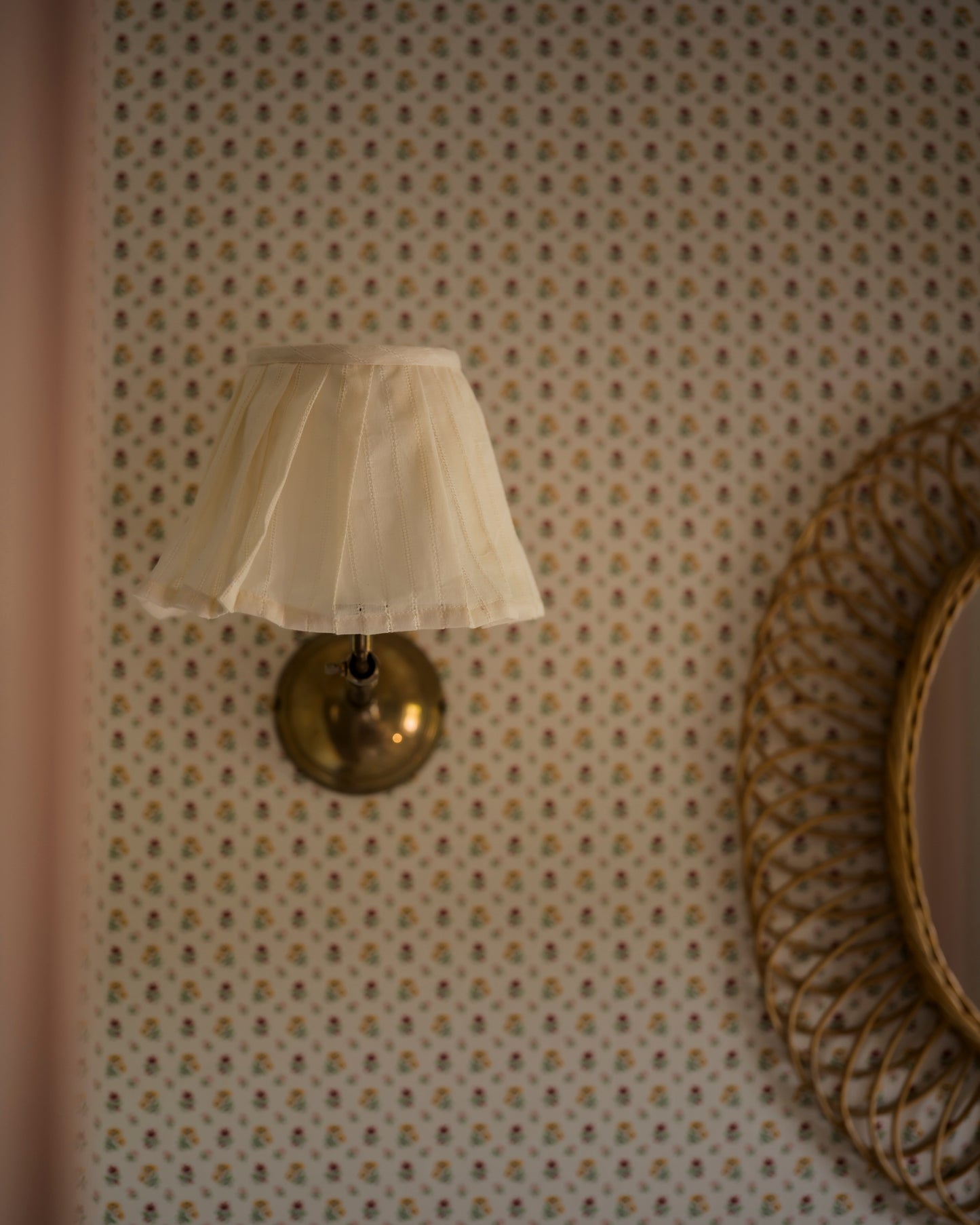 Luxury wall light lampshade in daisy