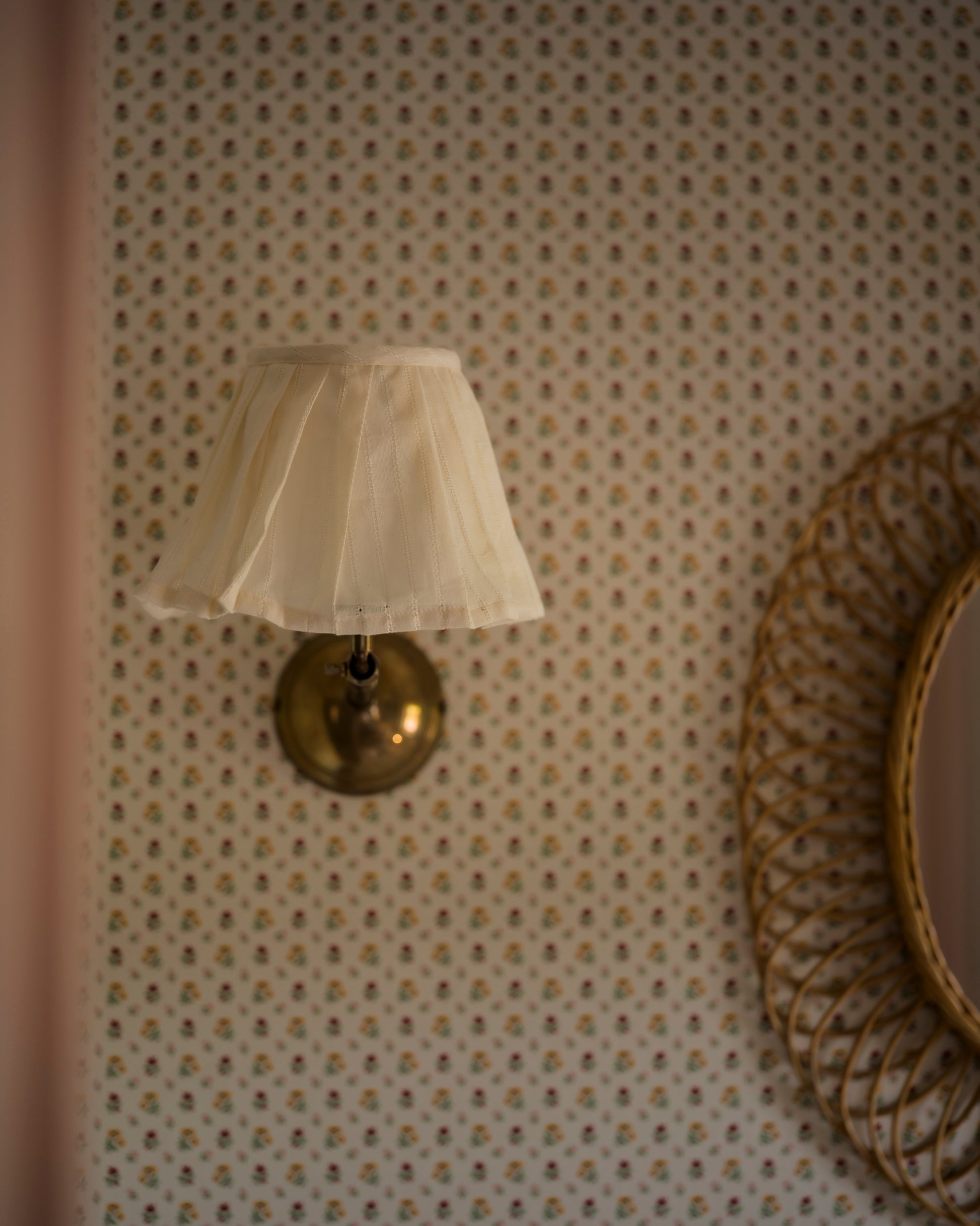 Luxury wall light lampshade in daisy