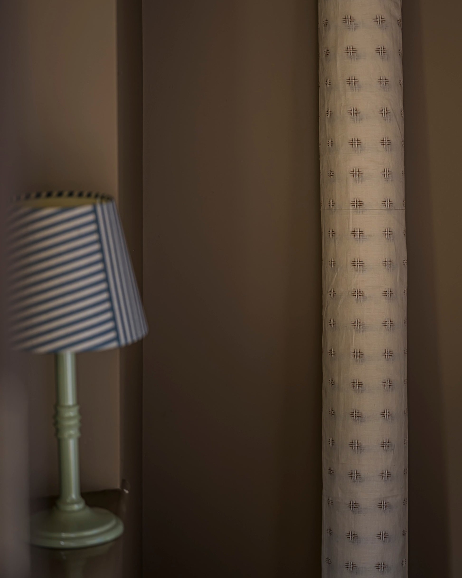 Small lacquered lampstand in hellebore with blue and white lampshade