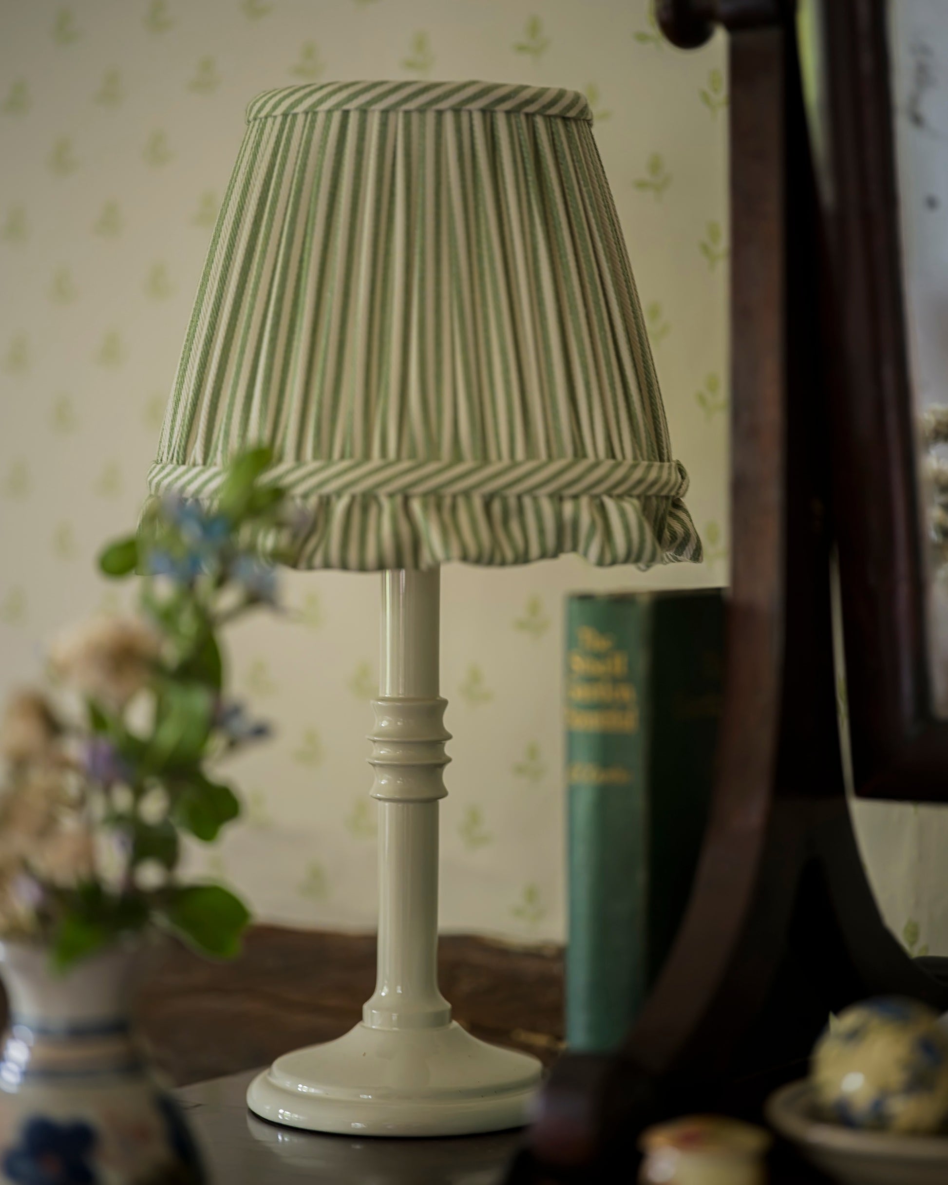 Small lacquered lampstand in magnolia on drawers zoomed in
