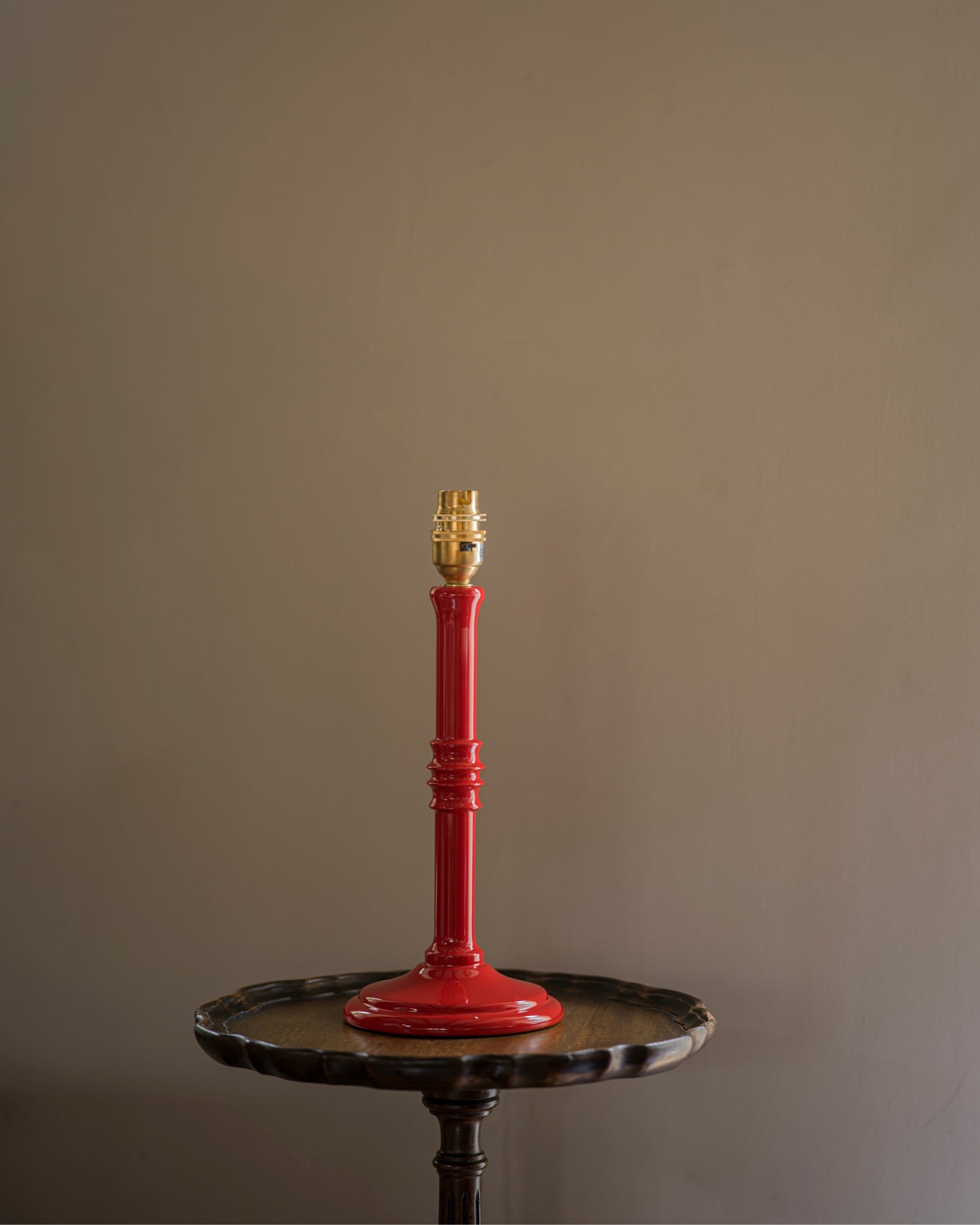 Small lacquered lampstand in strawberry
