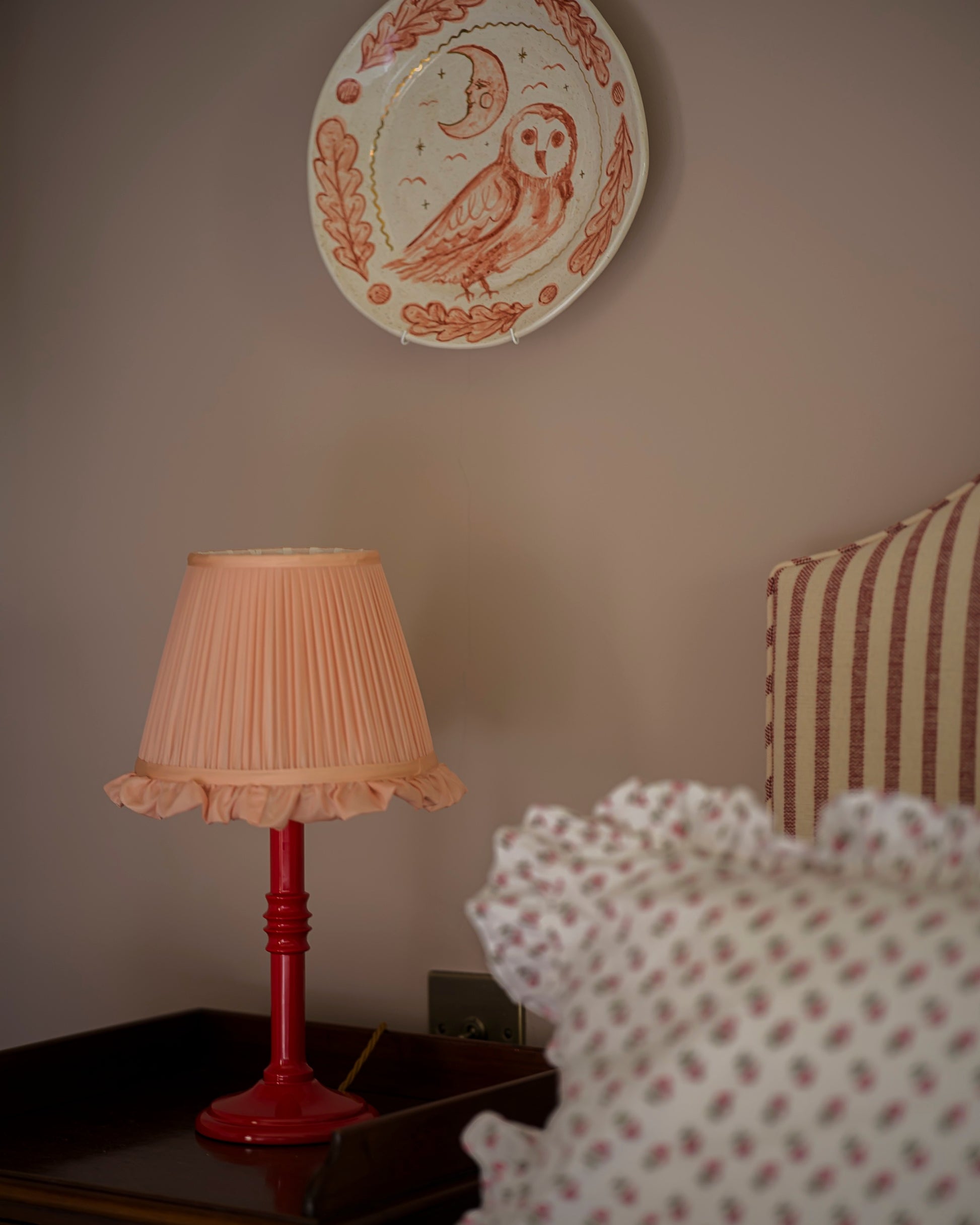 Small lacquered lampstand in strawberry with lampshade