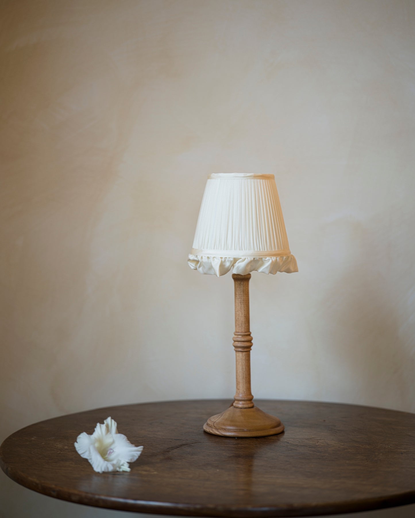 Luxury frilly lampshade in jasmine