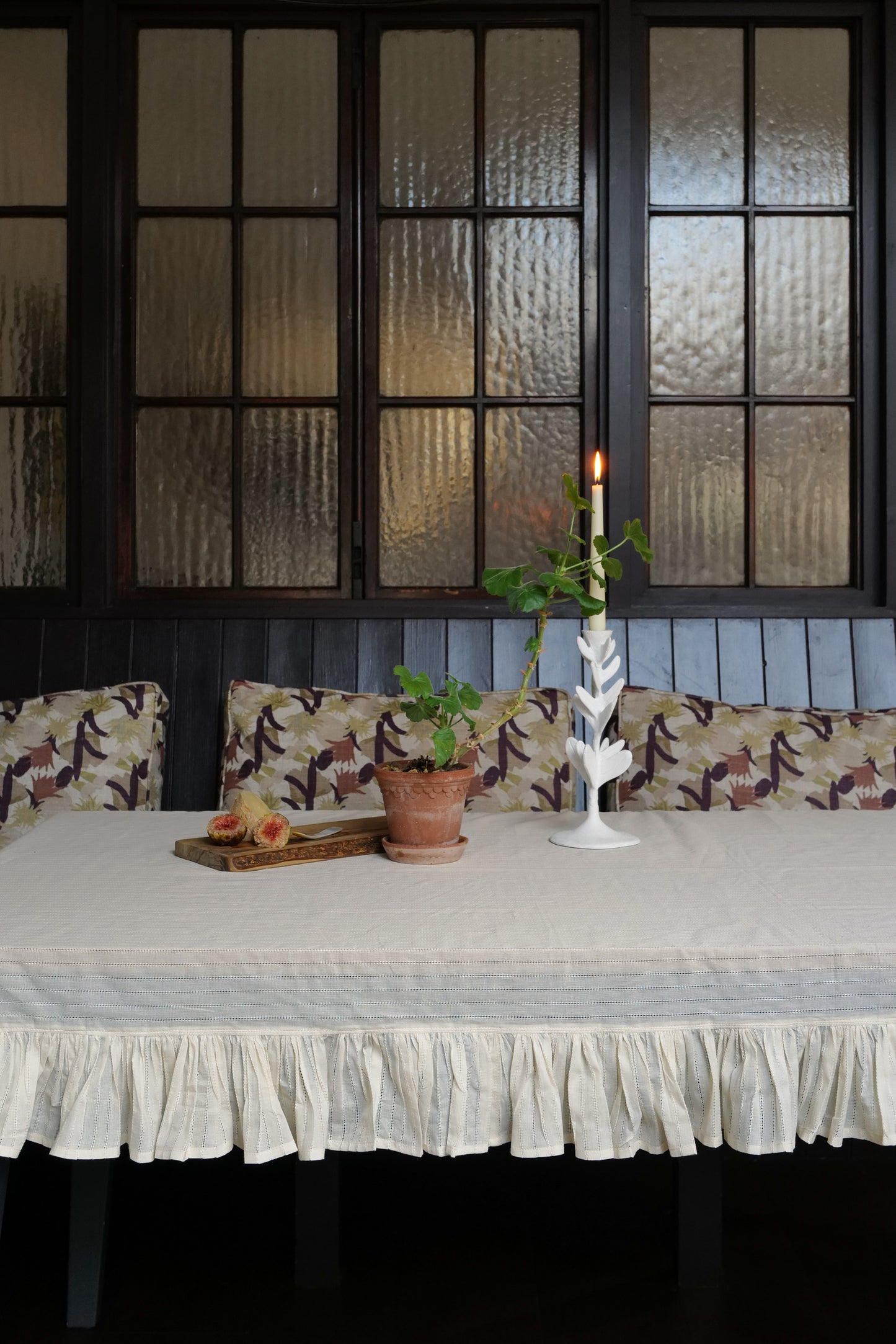 Tablecloth in daisy with candlestick