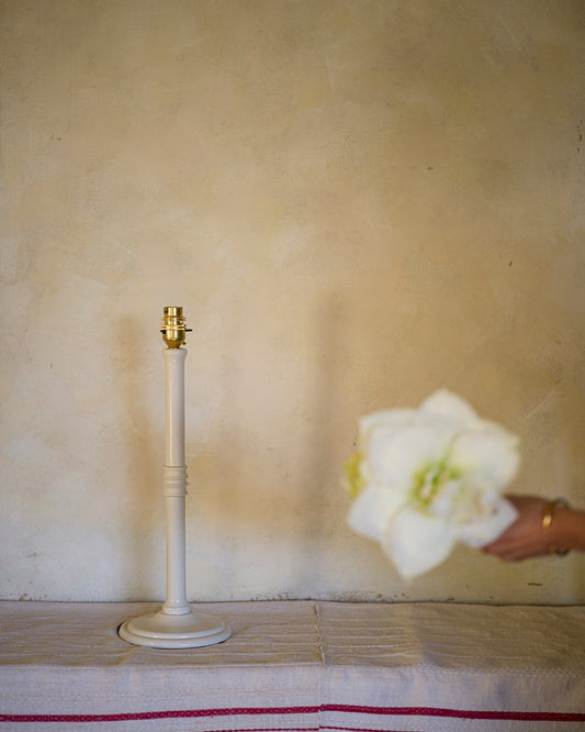 Lacquered lampstand in magnolia