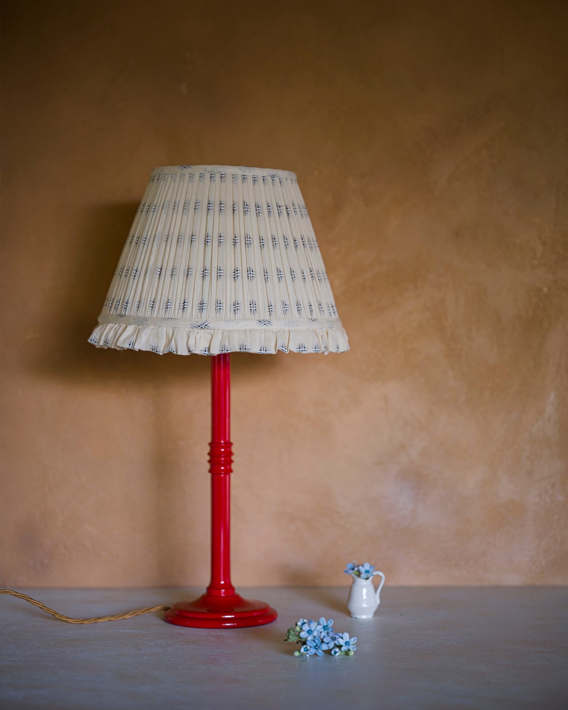 Lacquered lampstand in strawberry with a lampshade
