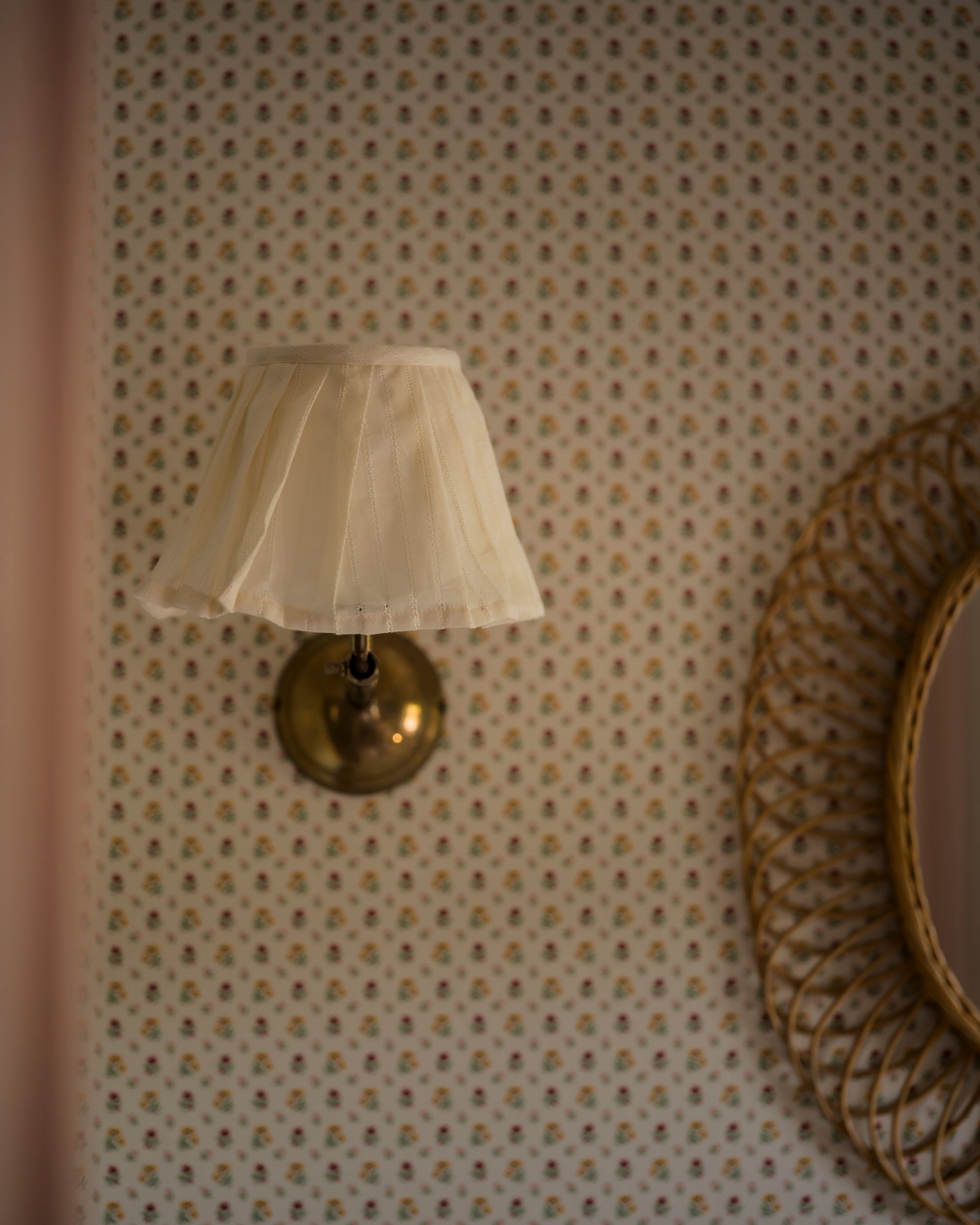 Luxury wall light lampshade in daisy