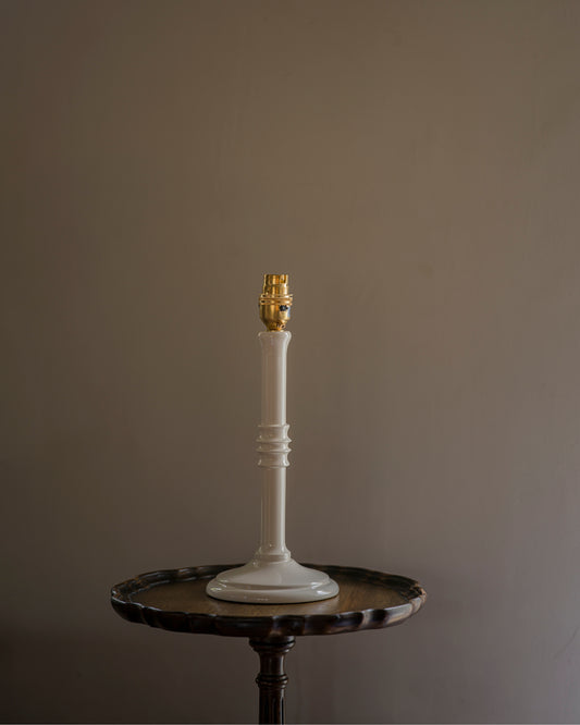 Small lacquered lampstand in magnolia