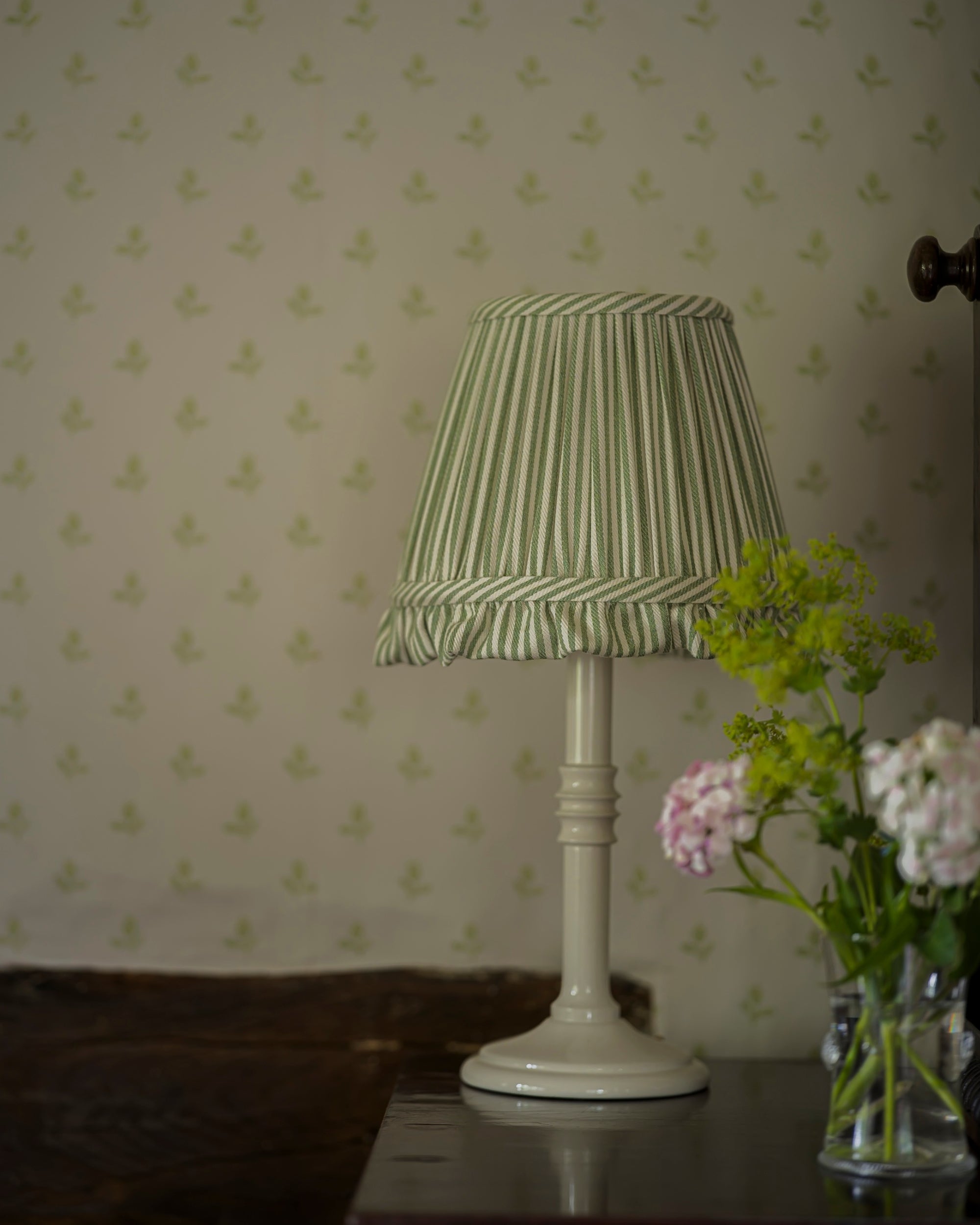 Small lacquered lampstand in magnolia at home