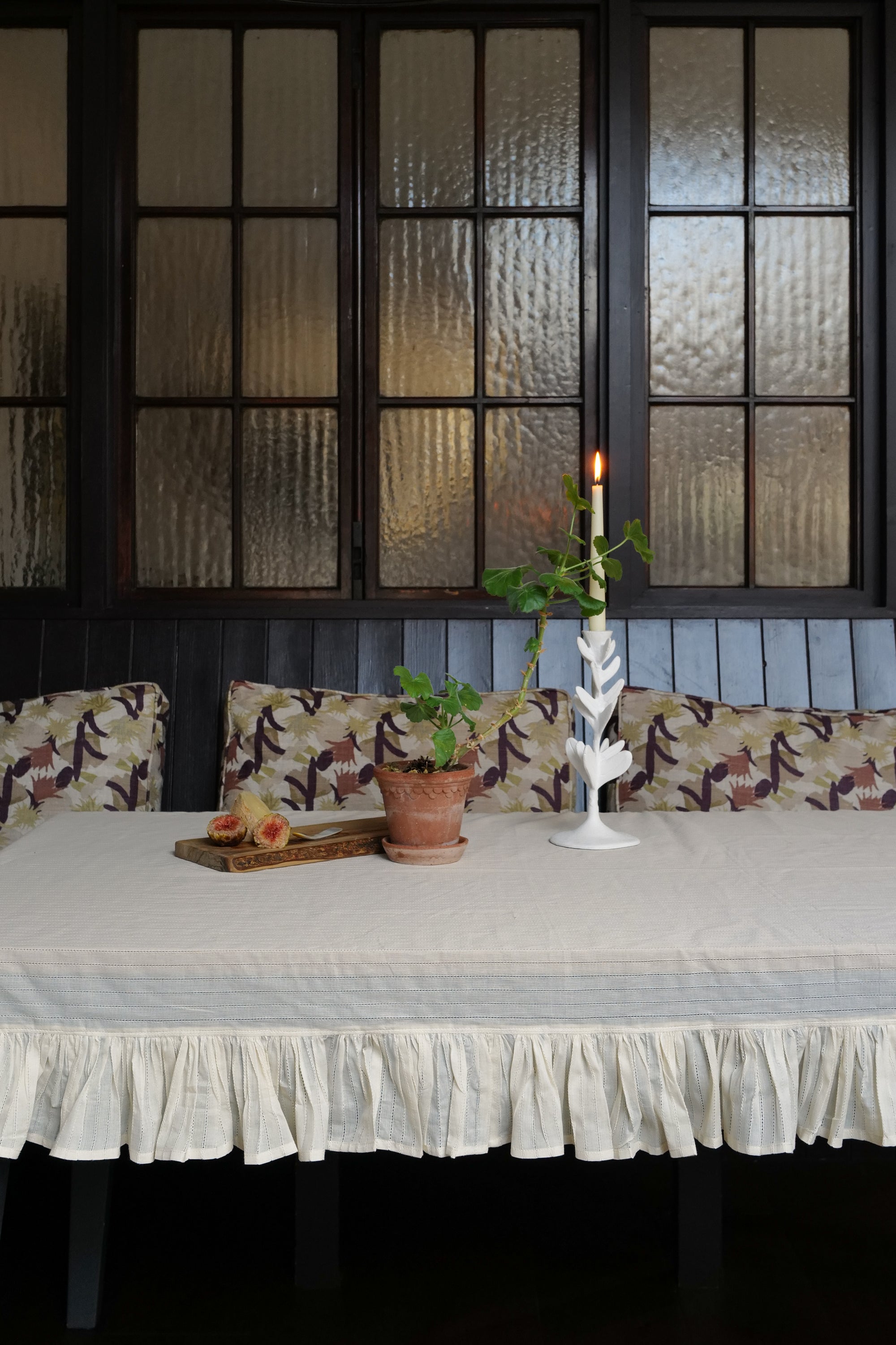  Tablecloth in daisy with candlestick